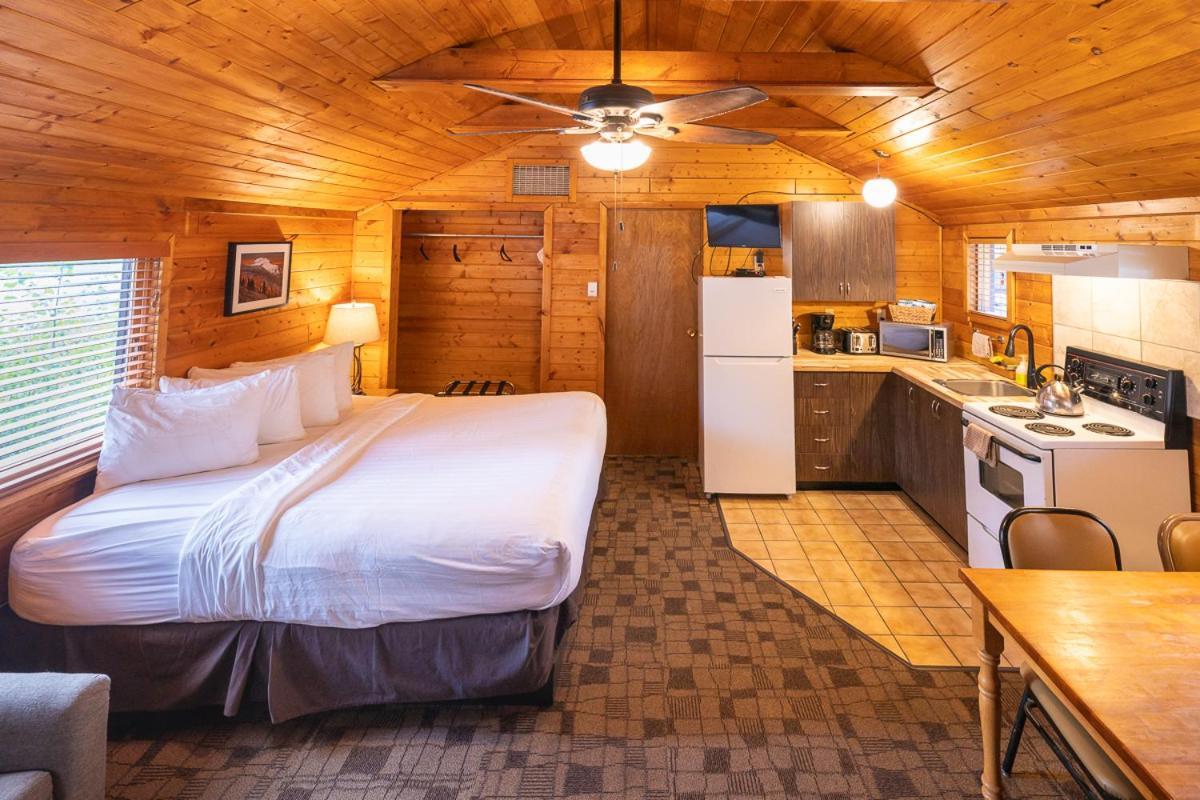 Castle Mountain Chalets Ngoại thất bức ảnh